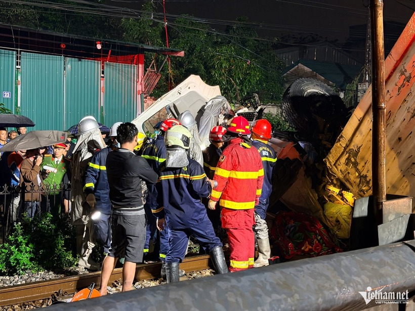 Lực lượng chức năng có mặt tại hiện trường. Ảnh: VietNamNet.