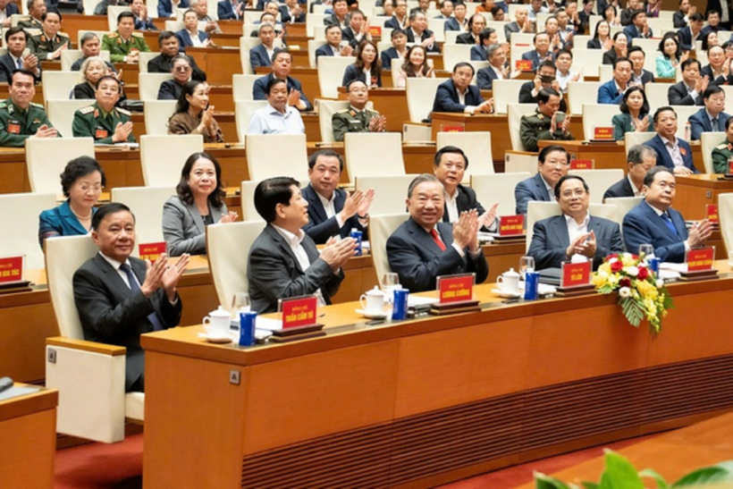 Tổng Bí thư Tô Lâm và các đồng chí lãnh đạo, nguyên lãnh đạo Đảng Nhà nước dự hội nghị tại điểm cầu Hội trường Diên Hồng. (Ảnh: Media Quốc hội)