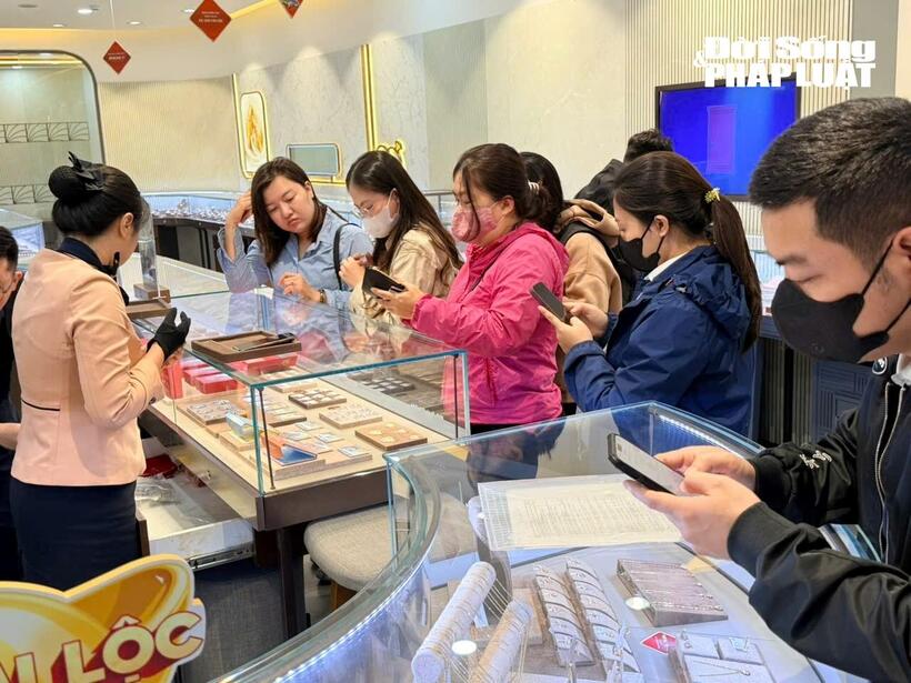 Khu vực quầy vàng Thần Tài nhộn nhịp khách giao dịch trước ngày cao điểm.