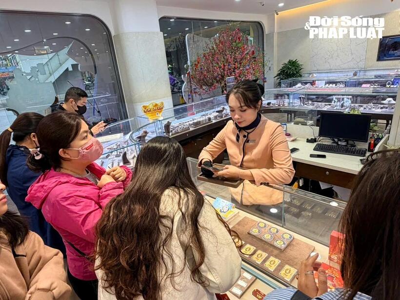 Người dân xếp hàng chờ đến lượt mua vàng Thần Tài tại cửa hàng PNJ Quang Trung (Hà Đông) vào sáng sớm.