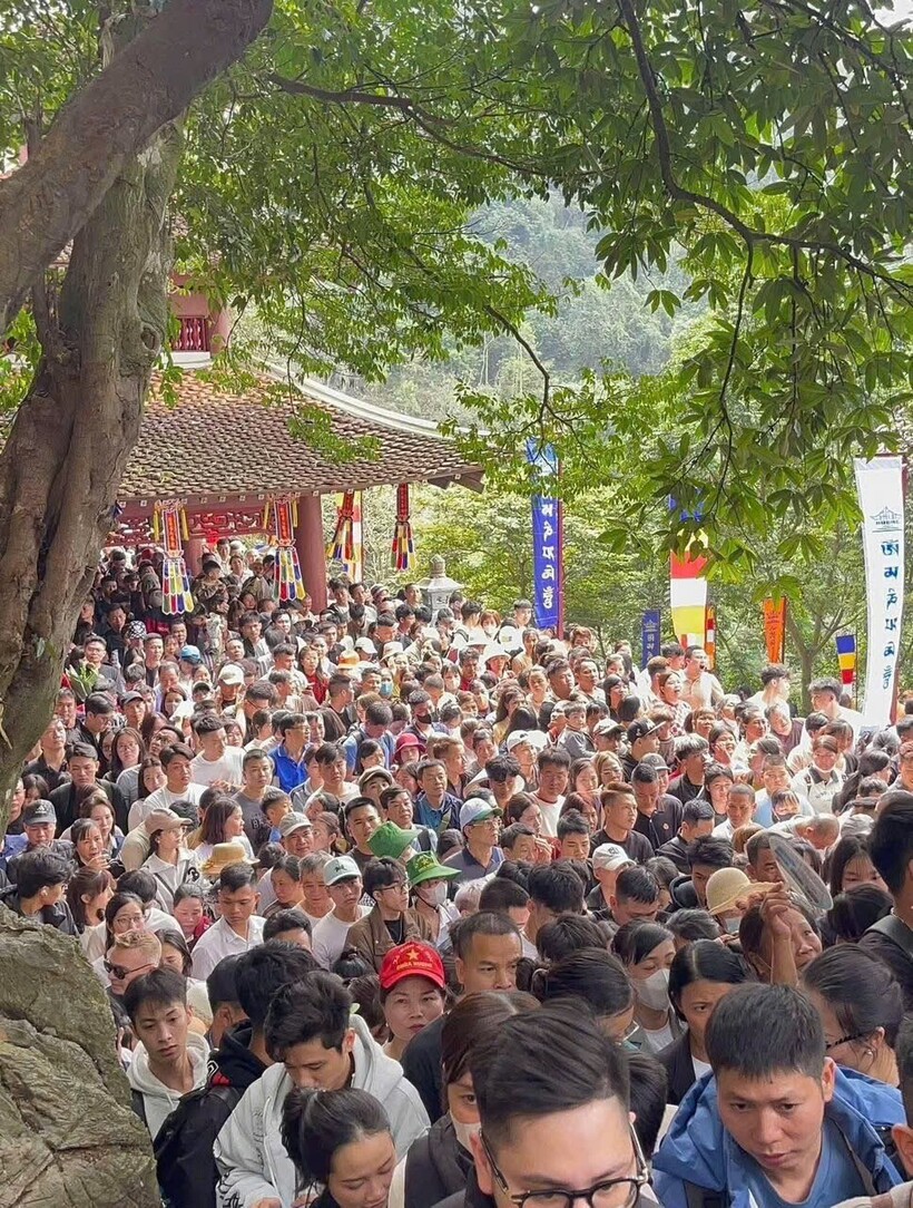 Du khách tham quan, chiêm bái tại Chùa Hương dịp đầu năm mới.