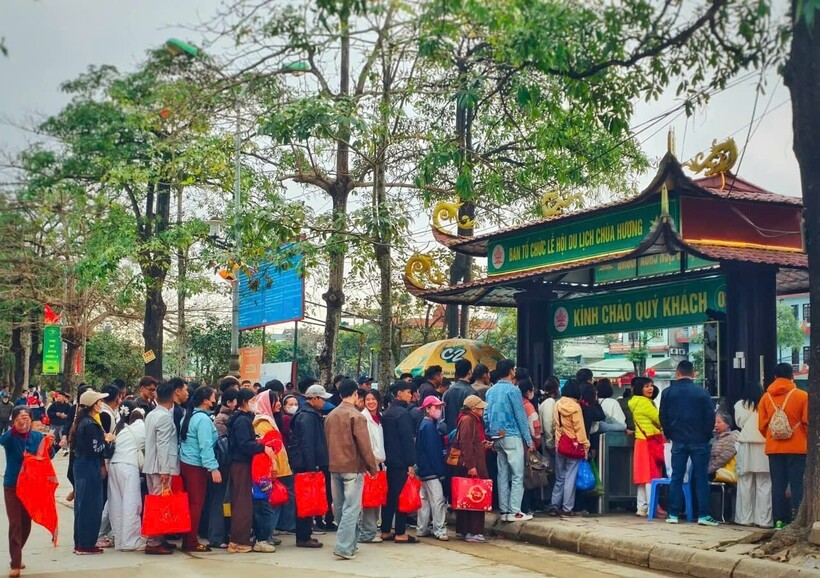 Du khách thành tâm dâng hương, tham quan trong không khí du xuân an lành đầu năm.