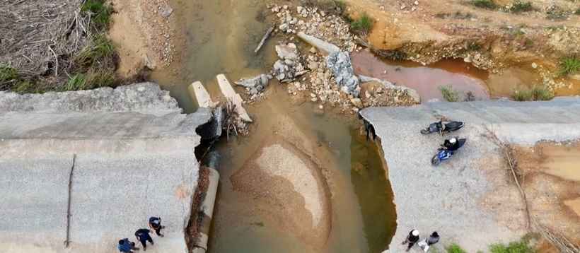 Đường ra vào thôn Cát và thôn Trỉa, xã Hướng Phùng, tỉnh Quảng Trị bị sạt lở nghiêm trọng gây chia cắt. (Ảnh: Dân Việt)