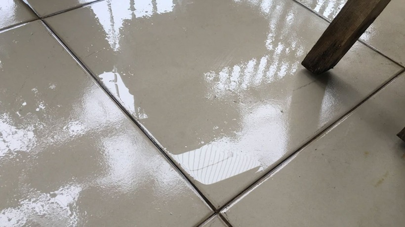 Không khí dày đặc hơi nước, nền nhà "đổ mồ hôi".