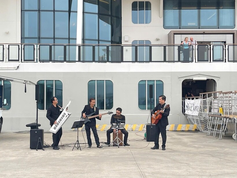 Cảng tàu khách quốc tế Hạ Long chào đón du khách bằng màn trình diễn âm nhạc tưng bừng, rộn ràng