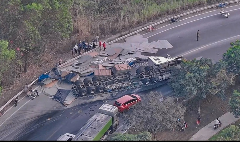 Hiện trường vụ container lật ngược khi ôm cua xuống cầu nối Đồng Nai và TP.HCM. Ảnh: PLO.