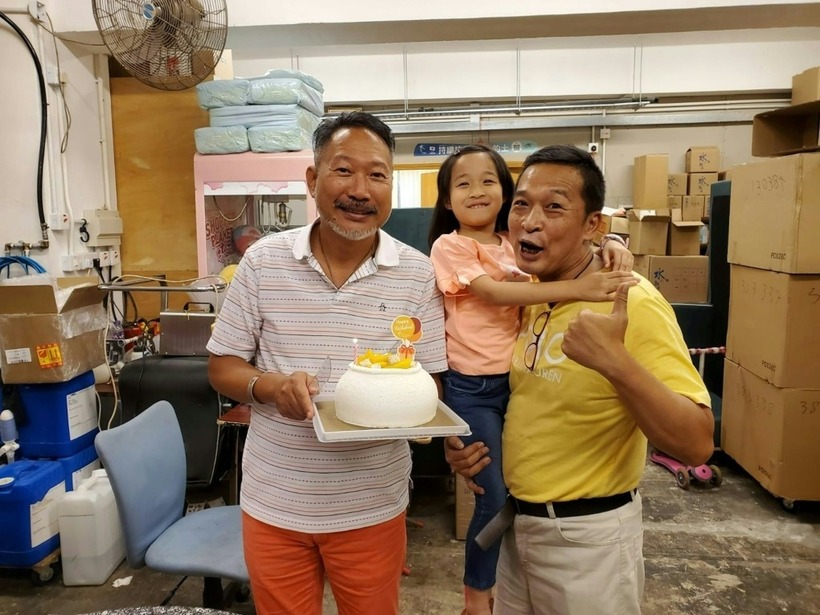 Hoàng Văn Tiêu (trái) từng được cha con Du Biểu chúc sinh nhật. Ảnh:&nbsp;HK01