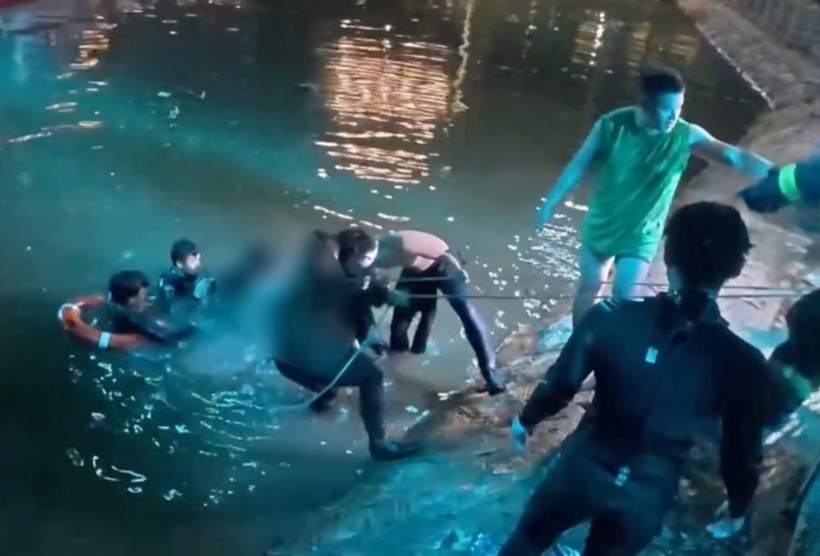 2 thi thể bị đuối nước tại kênh Tàu Hủ được lực lượng cứu hộ tìm thấy. (Ảnh: Người lao động)