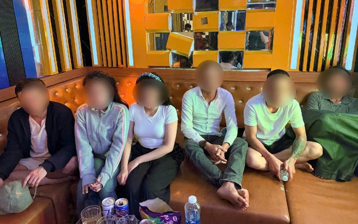 Nhóm thanh niên nam nữ tụ tập sử dụng ma túy. Ảnh: Người lao động