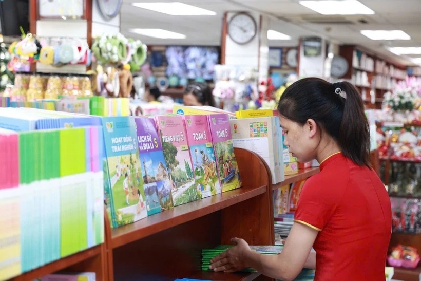Từ năm học 2026-2027, cả nước sẽ sử dụng bộ sách giáo khoa "Kết nối tri thức với cuộc sống" của Nhà xuất bản Giáo dục Việt Nam. Ảnh: PLO