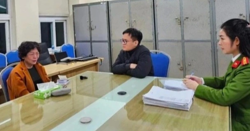 Bị can Phạm Thị Hòa (trái),&nbsp; cựu Chủ tịch HĐQT Sen Tài Thu tại cơ quan công an.