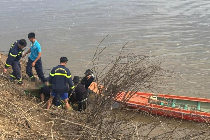 Lực lượng chức năng tìm thấy thi thể nạn nhân. Ảnh: PLO