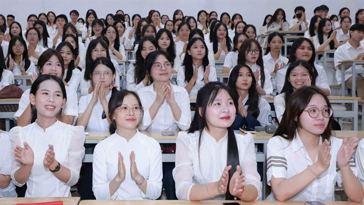 Trong kỳ tuyển sinh đại học chính quy năm 2026, hàng loạt các trường đại học lớn trên cả nước đồng loạt mở mới các ngành đào tạo liên quan đến trí tuệ nhân tạo (AI), khoa học dữ liệu và bán dẫn. Ảnh minh họa