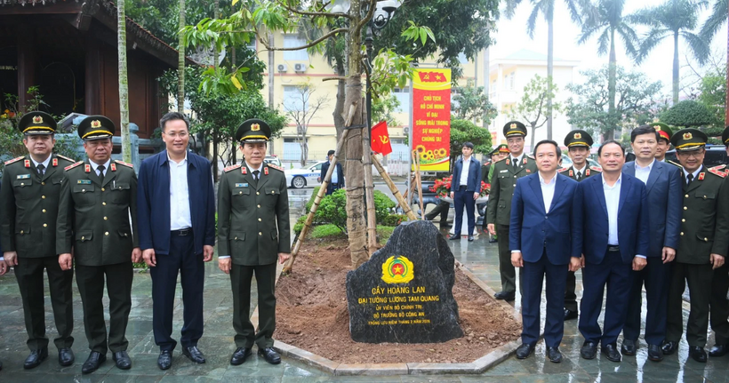 Bộ trưởng Lương Tam Quang cùng các đại biểu trồng cây lưu niệm tại khuôn viên Công an tỉnh Hưng Yên.