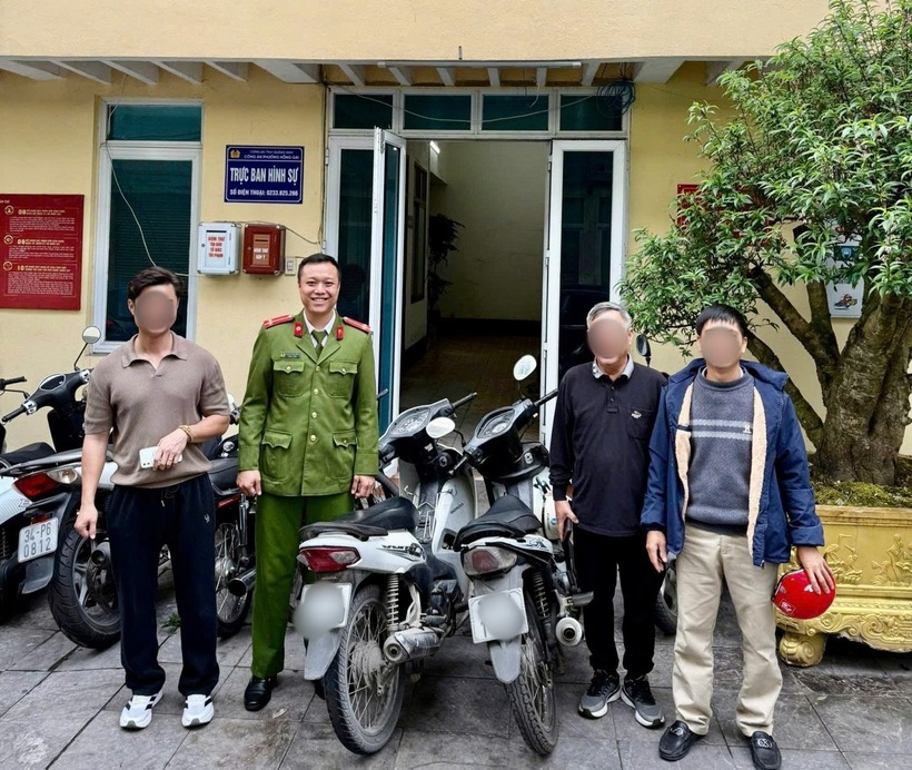 Công an phường Hồng Gai tổ chức trao trả lại phương tiện cho đúng chủ sở hữu. Ảnh: Công lý