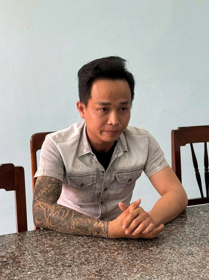 Nguyễn Tiến Sĩ đến trụ sở Công an xã Phù Mỹ Nam trình diện. Ảnh: Người lao động