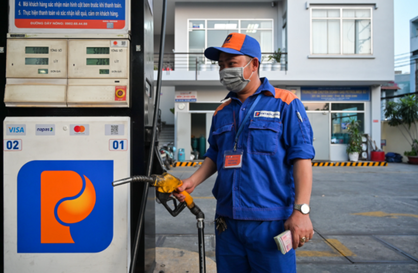 Giá xăng được điều chỉnh tăng mạnh. (Ảnh: VietnamNet)