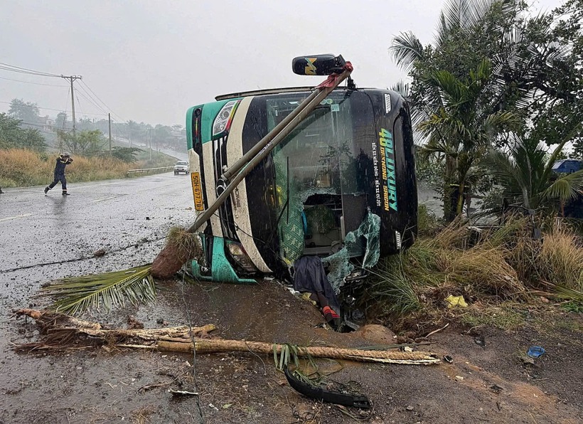 Xe khách lật nghiêng, hư hỏng nặng sau tai nạn. (Ảnh: VnExpress)