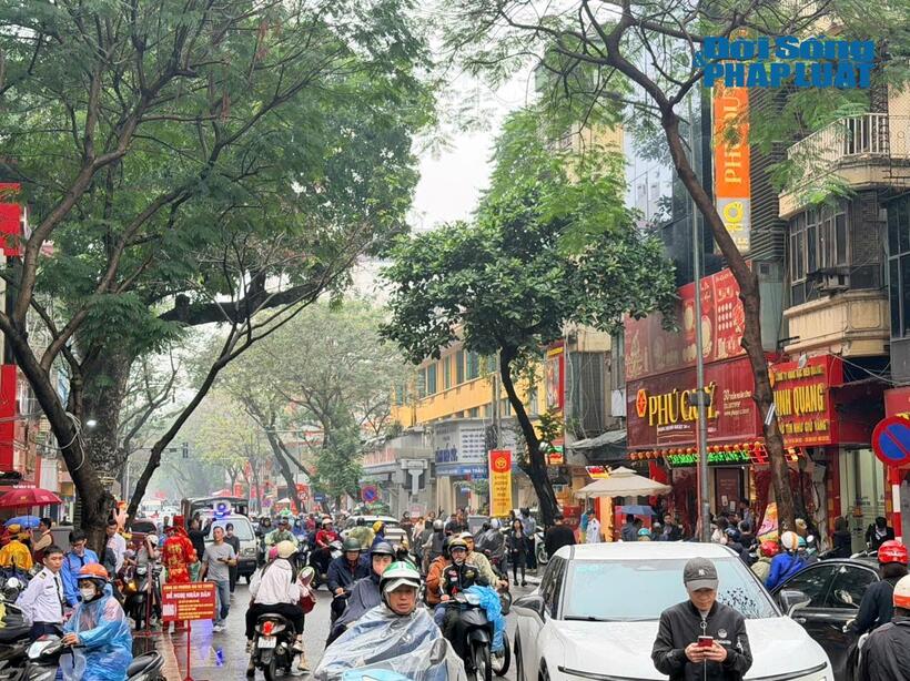 Tuyến phố Trần Nhân Tông nhộn nhịp dòng người mua vàng dù trời mưa tầm tã.