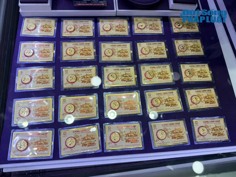 Vàng ép vỉ linh vật, đồng tiền vàng hút khách trong ngày vía Thần Tài.