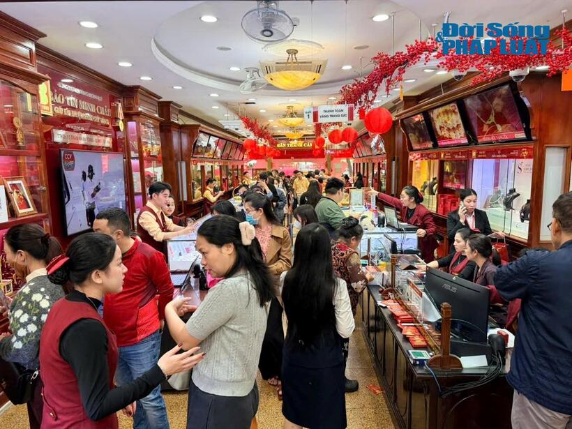 Không khí mua bán nhộn nhịp bên trong cửa hàng vàng từ sáng sớm.