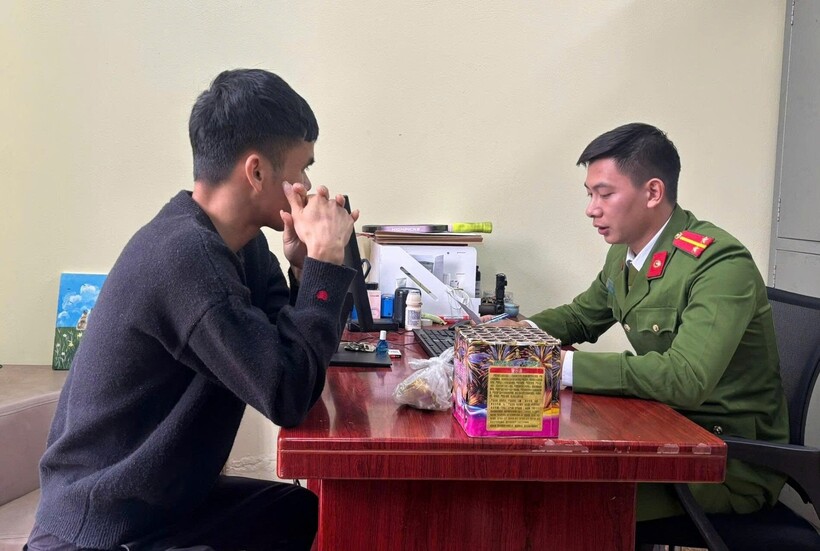 Hoàng Thanh Tùng tại cơ quan công an. Ảnh Công an tỉnh Thái Nguyên.