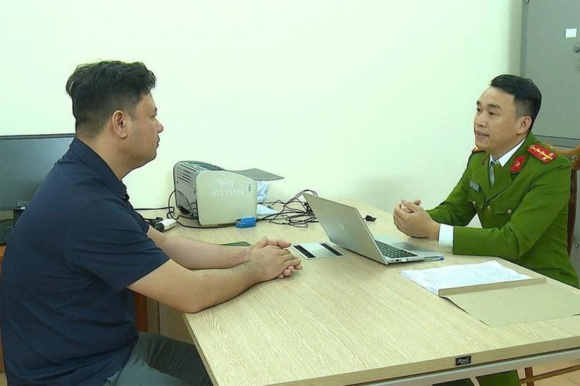 Cơ quan công an làm việc với Nguyễn Viết Linh. Ảnh: Dân Việt