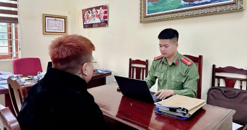 CQĐT lấy lời khai của 1 đối tượng trong vụ án. (Ảnh: Phương Huyền)