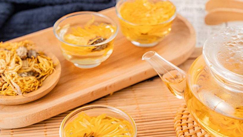 Trà hoa cúc (chrysanthemum tea) là loại trà thảo dược làm từ hoa khô của cây hoa cúc được sử dụng khá nhiều.