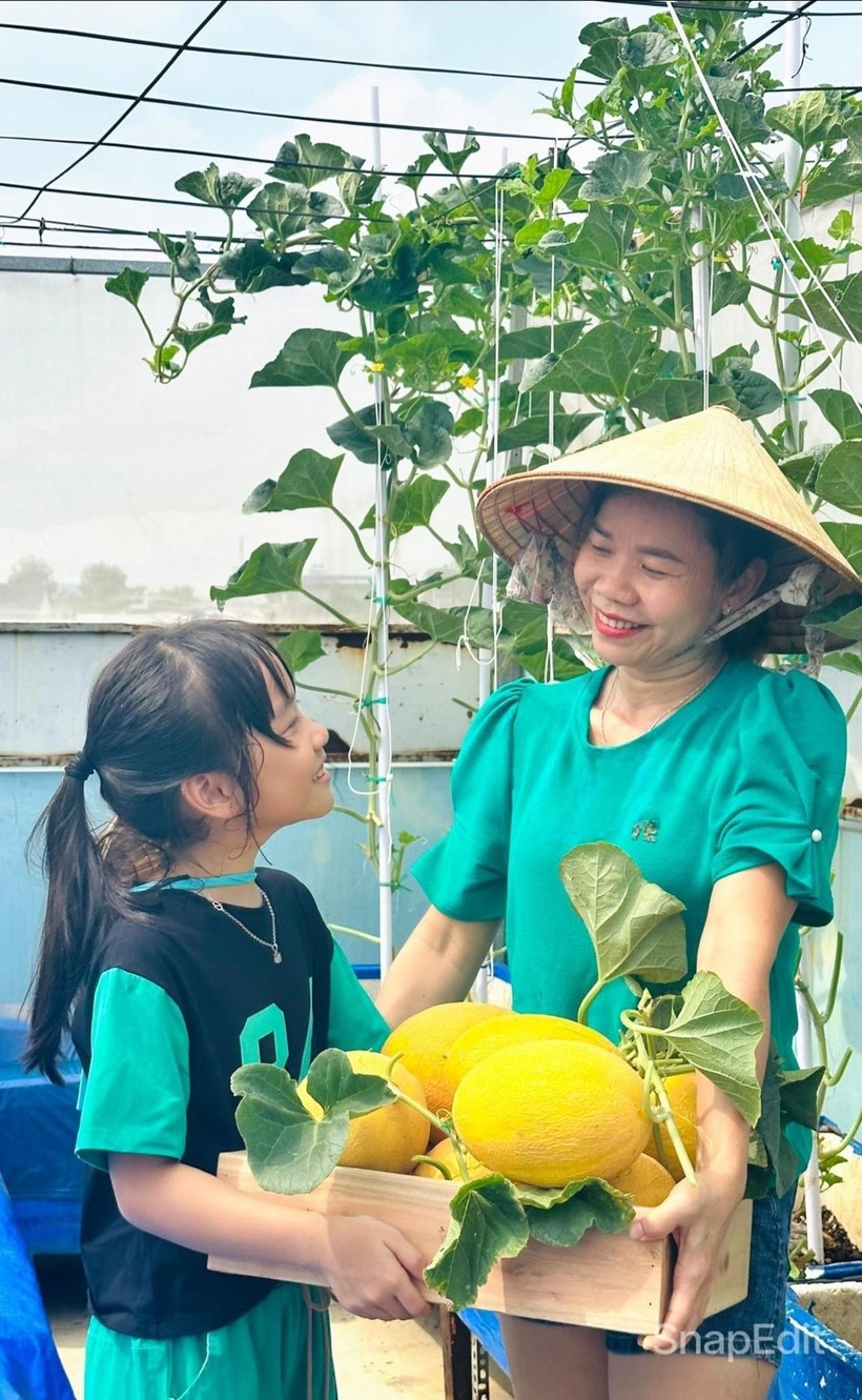 Khu vườn không chỉ là nơi cung cấp rau trái mà còn trở thành góc thư giãn lý tưởng, giúp chị giải tỏa căng thẳng và căn bệnh đau đầu thường gặp trước đây. Với chị, một ngôi nhà không nhất thiết phải quá lớn, nhưng nhất định nên có một khoảng không gian xanh để trồng cả "thế giới" và tận hưởng niềm vui bình dị mỗi ngày.