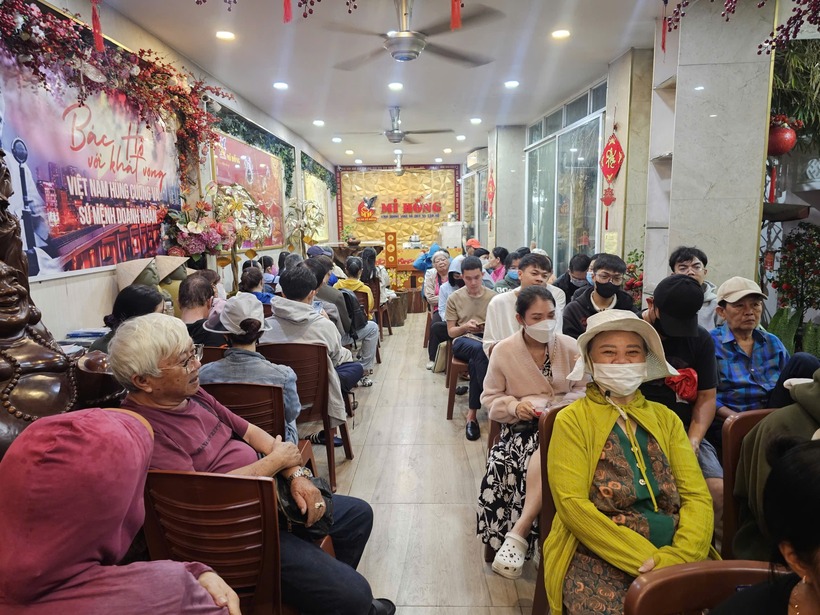 Đến 6h&nbsp; sáng, cửa hàng Mi Hồng bắt đầu mở cửa. Tuy nhiên, mỗi người chỉ được mua 1 chỉ vàng. Bên cạnh đó, nhiều người cũng mang vàng đi bán để chốt lời lấy may ngày vía Thần Tài. (Ảnh: Người lao động)