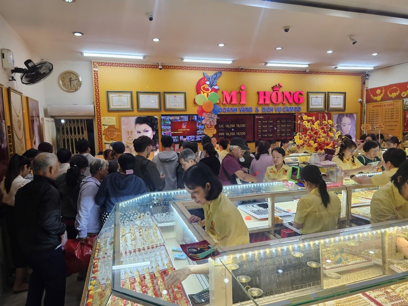 Cửa hàng tấp nập người mua từ sáng sớm. (Ảnh: Người lao động)