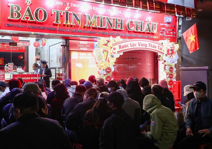 Các doanh nghiệp kinh doanh vàng bạc cũng thừa nhận rằng vào ngày này, lượng khách có thể tăng hàng chục lần so với ngày thường, bất chấp việc giá vàng đang ở xu hướng cao. Thực tế nhiều năm cho thấy số lượng sản phẩm vàng bán ra dịp vía Thần tài thường tăng qua từng năm. (Ảnh: Thanh niên)