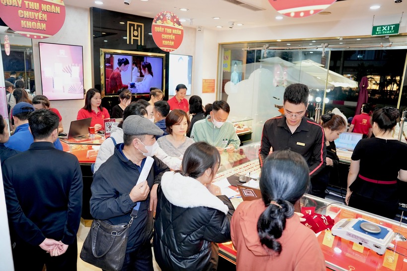 Nhiều người dân lựa chọn mua vàng bản vị nhỏ dịp vía Thần tài năm nay. (Ảnh: Thanh niên)
