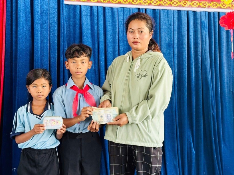 Hai học sinh trả lại tiền cho người đánh rơi. Ảnh: Báo Gia Lai.