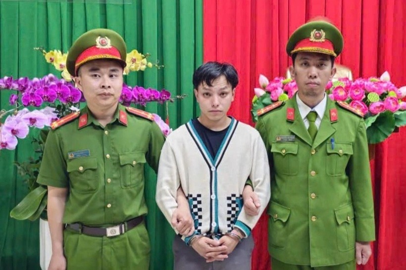 Công an phường Xuân Hương - Đà Lạt tạm giữ Trần Văn Quốc. Ảnh: Dân Trí