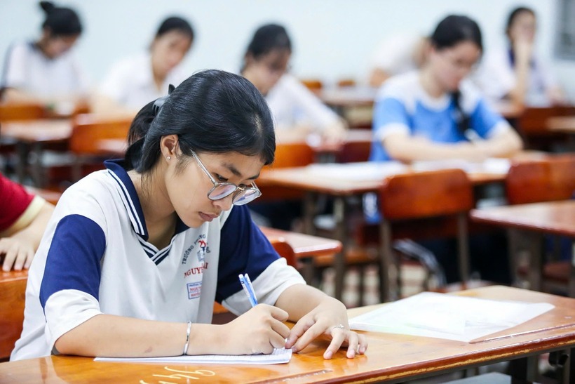 TP.HCM dự kiến tuyển sinh lớp 10 công lập năm học 2026 - 2027 theo hình thức kết hợp thi tuyển và xét tuyển nhằm phù hợp với đặc thù từng khu vực, đồng thời bảo đảm sự ổn định cho phụ huynh, học sinh sau sáp nhập. Ảnh minh họa