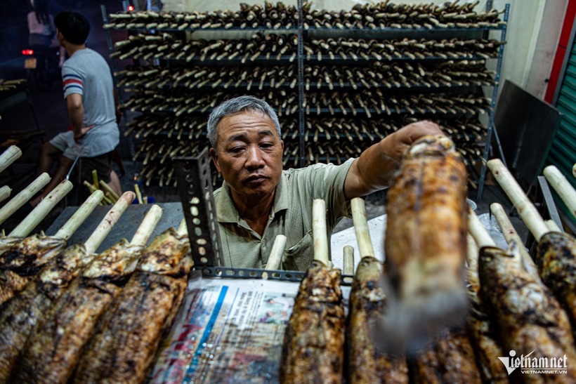Ông Lê Đức Dưỡng (59 tuổi), chủ một quán cá lóc nướng với 14 năm kinh nghiệm, cho biết dịp vía Thần Tài năm nay ông nhập khoảng 1.000 - 2.000 con cá, giảm hơn một nửa so với năm ngoái. Để kịp phục vụ khách, ông phải chuẩn bị và sơ chế cá từ trước một ngày nhằm đảm bảo bán nhanh, không để người dân chờ đợi lâu.