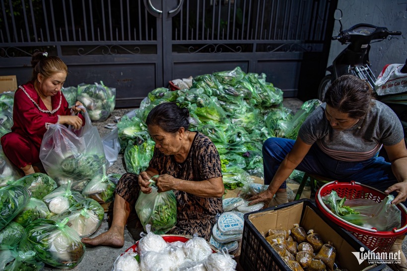 Từ những miếng giấy bạc dùng để gói cá, giữ trọn độ nóng từ lúc mua tại tiệm đến khi mang về nhà, cho đến từng bịch bún, rau sống và mắm nêm ăn kèm, tất cả đều được chuẩn bị trước, sẵn sàng phục vụ khách hàng.