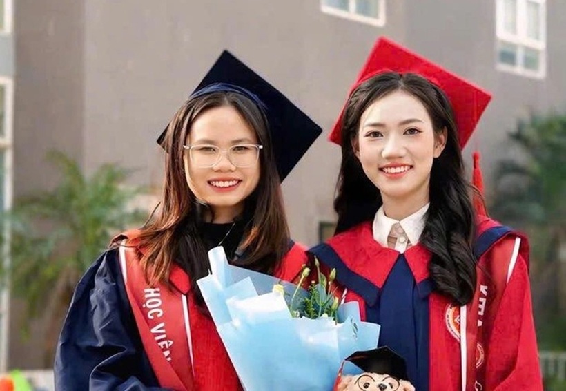 Sinh viên Học viện Kỹ thuật Mật mã nhận bằng tốt nghiệp. Ảnh: KMA