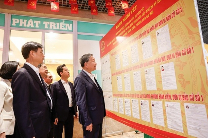 Trước khi vào hội nghị tiếp xúc với cử tri, Tổng Bí thư Tô Lâm đã kiểm tra Bảng niêm yết danh sách trích ngang và tiểu sử tóm tắt ứng cử viên đại biểu Quốc hội khóa XVI và đại biểu HĐND các cấp, nhiệm kỳ 2026 - 2031; bảng niêm yết danh sách cử tri, tại trụ sở UBND phường Hoàn Kiếm.