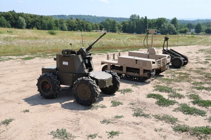 Các phương tiện mặt đất không người lái (UGV) của Ukraine được trưng bày trong một cuộc trình diễn của Lực lượng Mặt đất Ukraine. Ảnh: David Kirichenko