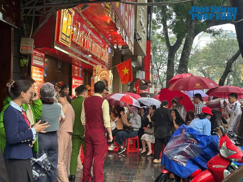 Hà Nội: Người dân đội mưa mua vàng ngày vía Thần Tài tại phố "vàng" - 11