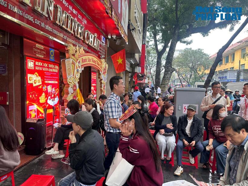 Hà Nội: Người dân đội mưa mua vàng ngày vía Thần Tài tại phố "vàng" - 10