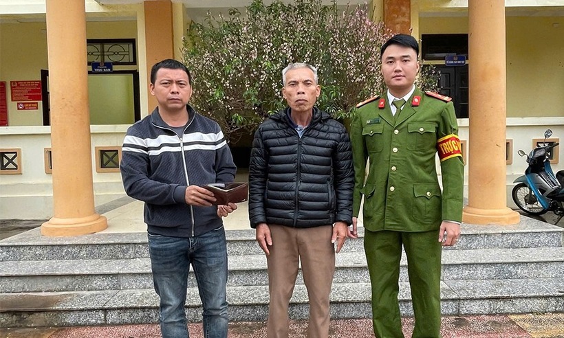 Anh Trần Văn Chiều (ngoài cùng bên trái) cùng cán bộ Công an xã bàn giao tài sản cho người đánh rơi. (Ảnh: Báo Bắc Ninh)