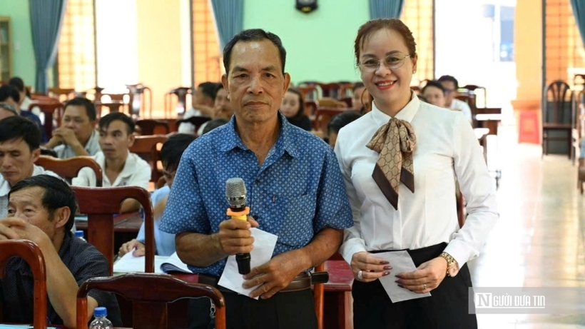 Sau mỗi câu trả lời đúng người dân đều được nhận được một phần quà từ ban tổ chức.