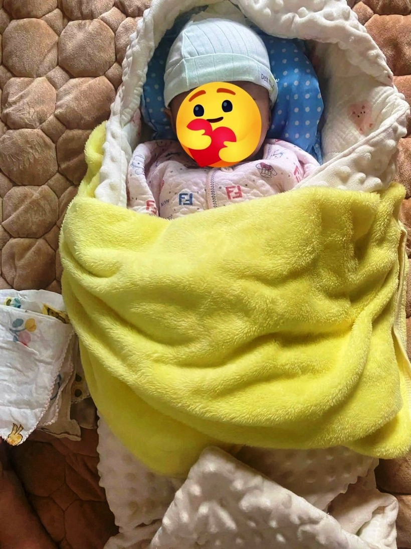 Bé gái hơn 3 tháng tuổi bị bỏ rơi trước cửa nhà dân lúc rạng sáng. (Ảnh: VietnamNet)