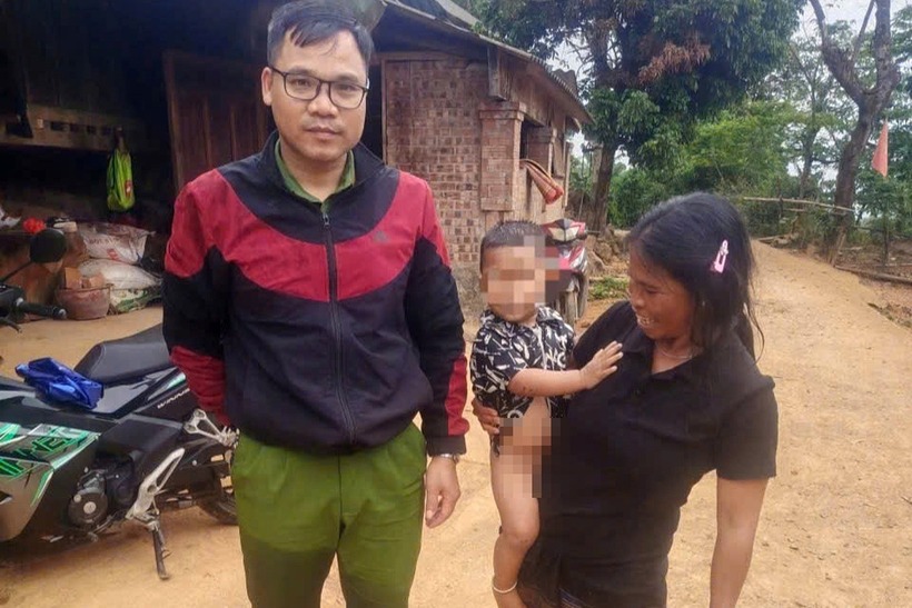 Đại úy Hồ Văn Huỳnh bàn giao cháu bé cho gia đình tiếp tục chăm sóc. (Ảnh: Dân trí)