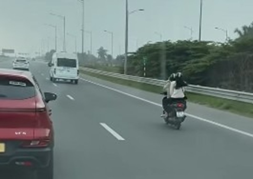 Hình ảnh nữ sinh viên chạy xe máy vào cao tốc. Ảnh: Lao động