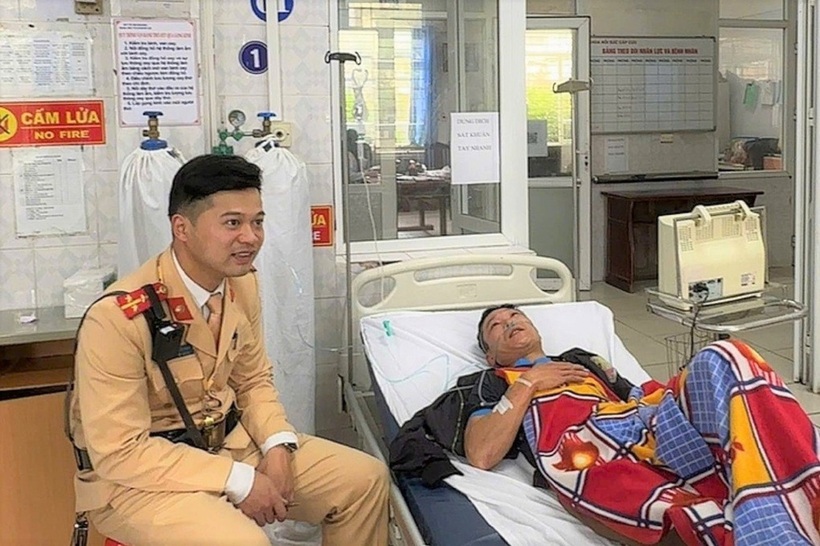 Chiến sĩ CSGT Công an tỉnh Ninh Bình ở cạnh bệnh nhân sau ca cấp cứu do đột quỵ (Ảnh: Người dân cung cấp).